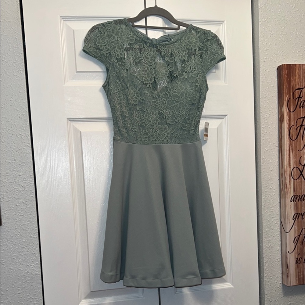 Junior’s dress. 3/4